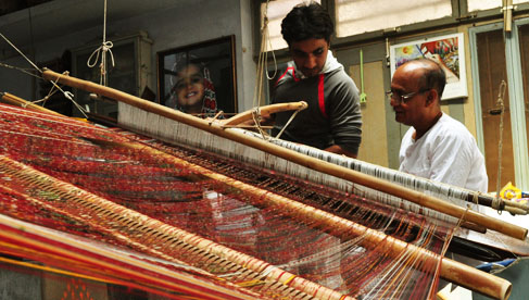 patola-craftsmen-working