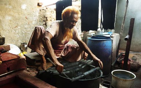 dyeing-maheshwar-sari