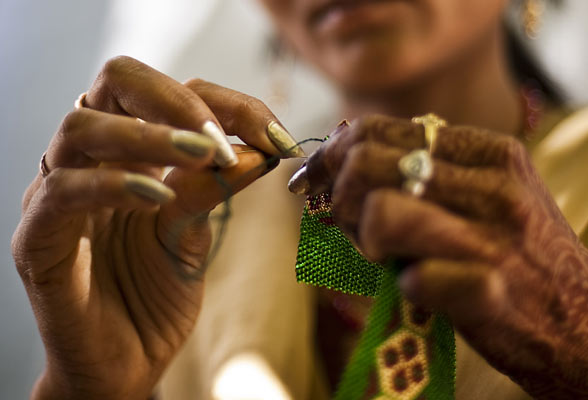 girl-is-making-bead-nackles