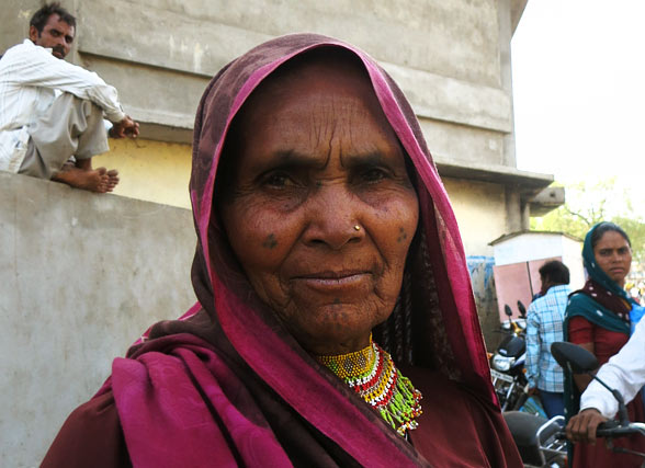 women-wearing-bead-nackles-in-jhabua