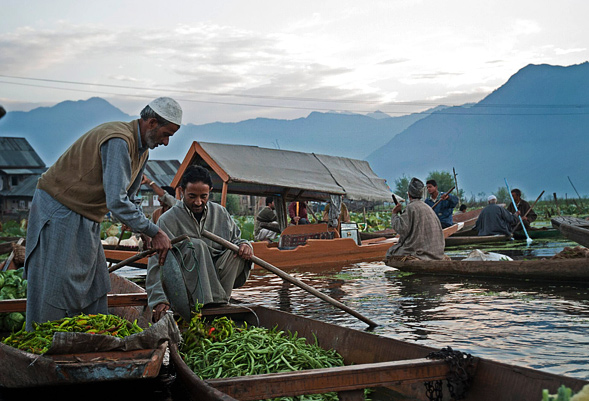 kashmir-dal-lake-vegetable-market