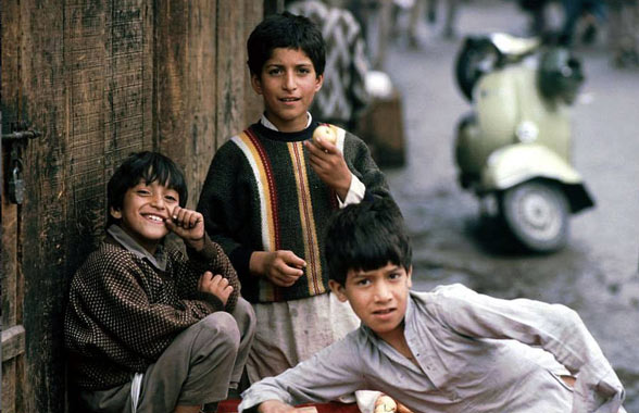 kashmiri-kids-playin-on-the-street