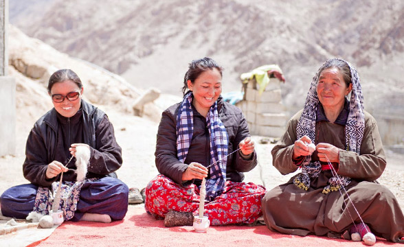 laddakhi-women-spinning