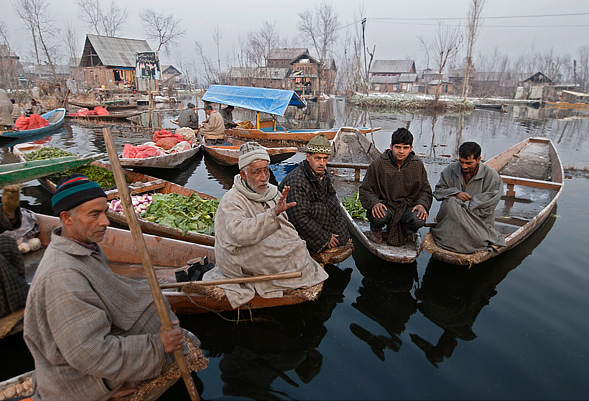 shikara-man-srinagar