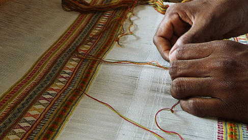 bhujodi-weaving-hand
