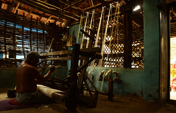 Weaver-weaving-on-pit-loom-india