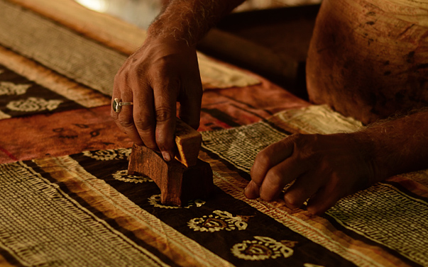 Bagru craftsmen printing 
