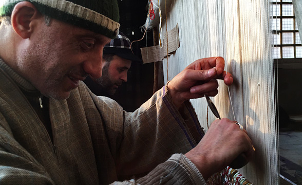 Craftsmen-weaving-carpet-kashmir
