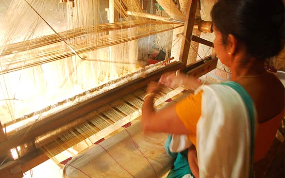 Sualkuchi-village-weaving