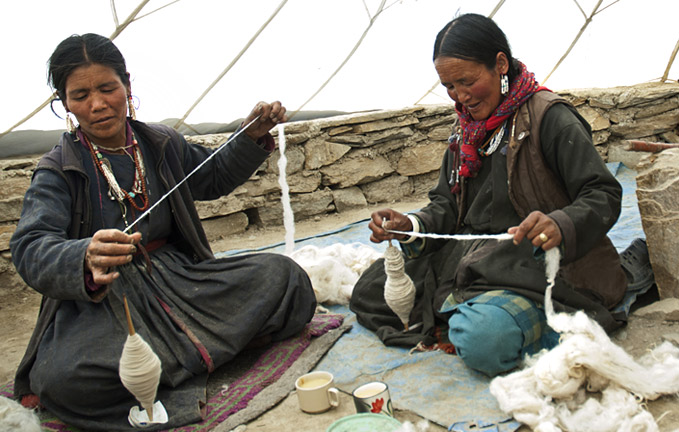 changpa-women-making-yarn