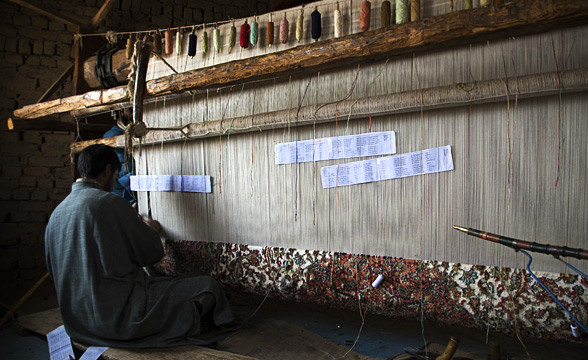 craftsmen-weaving-srinagar