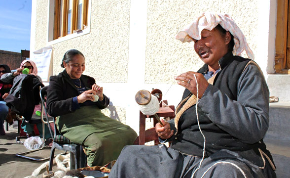 laddakhi-women-yarn