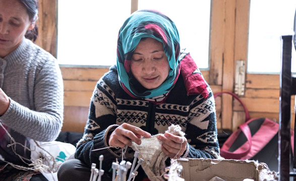 looms-of-laddakh-kniting
