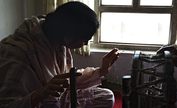 women-working-on-charkha-kashmir